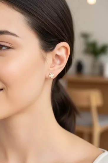 Altın Vidalı Kar Tanesi Model Küpe