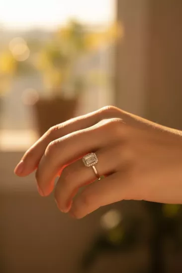 8 Ayar Beyaz Altın Baget Taşlı Yüzük – 1,50 gr | Zarafetin Işıltılı Hali
