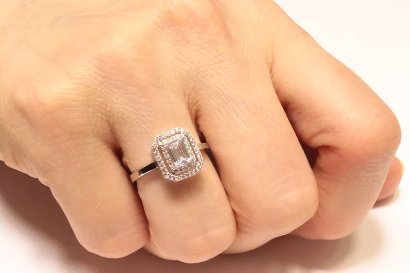 14 Ayar Beyaz Altın Baget Taşlı Yüzük – 2,10 Gram