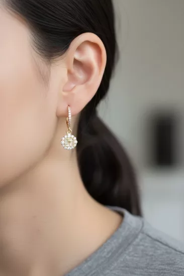Altın Baget Model Taşlı Halka Küpe